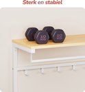 Wandkapstok met lichte houten plank, witte stang, en 10 witte haken. Twee dumbbells van 10 kg.