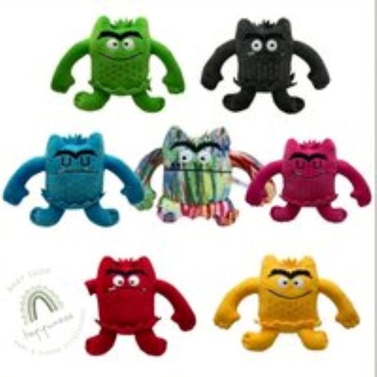 Zeven knuffels in de kleuren groen, zwart, blauw, veelkleurig, roze, rood en geel.