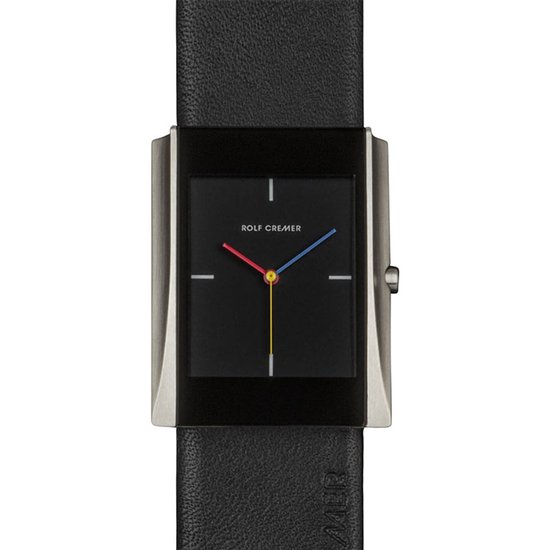 Rolf Cremer horloge met zwarte wijzerplaat, zilverkleurige rechthoekige kast en zwart lederen band.
