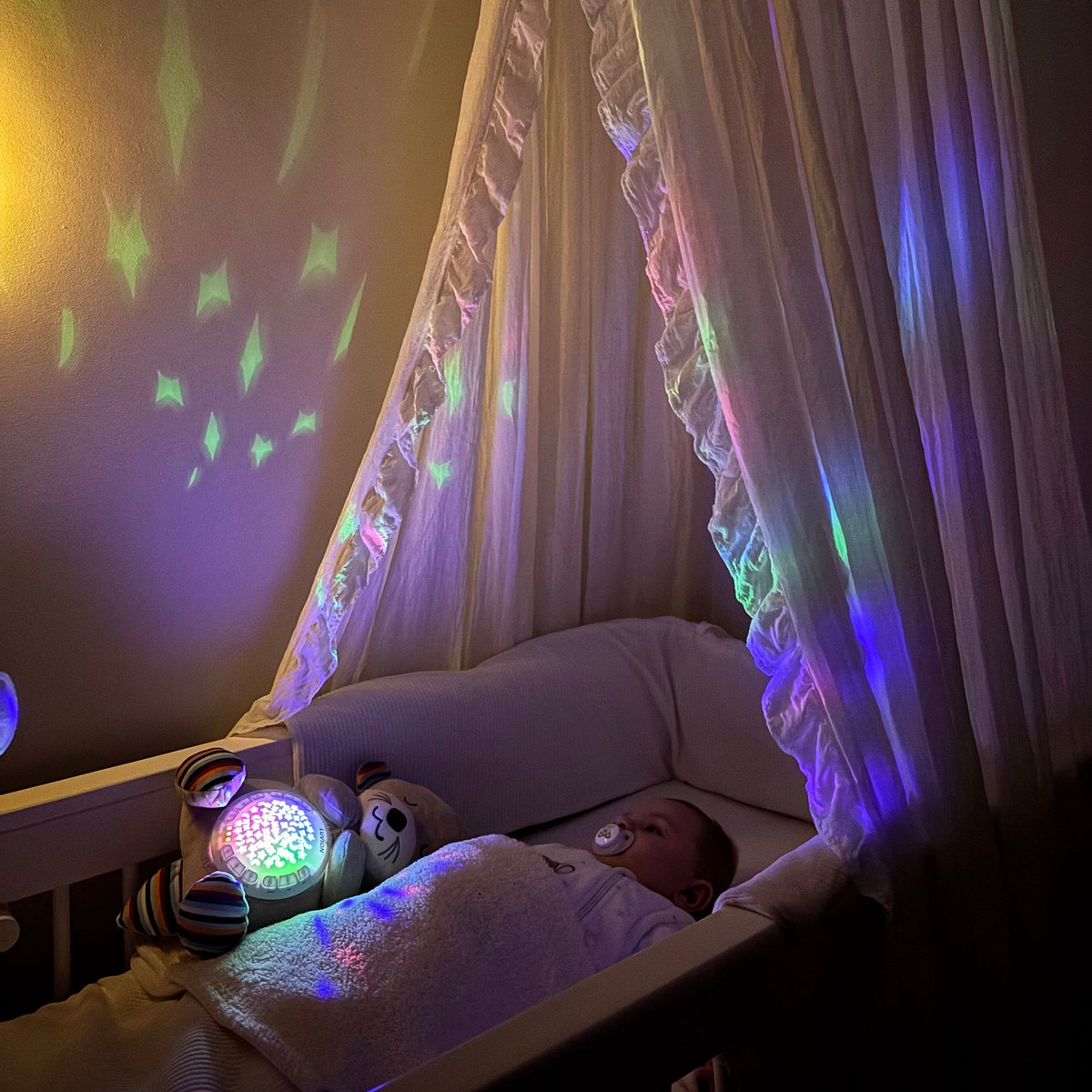 LUVION® Otter Knuffel - Sterrenhemelprojector - White noise machine voor baby en kind - Interactieve knuffel 30cm met hartslag geluid, slaapliedjes en sterrenhemel projector — afbeelding 8
