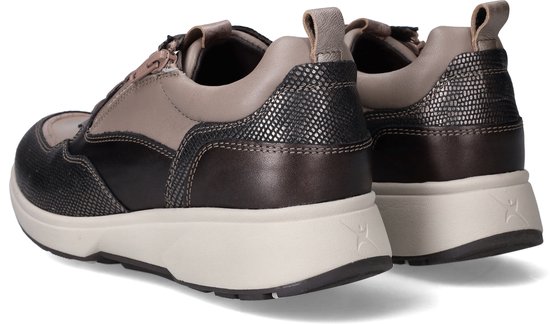 Achterkant van een taupe sneaker met rits, veters, en metaalkleurige accenten.
