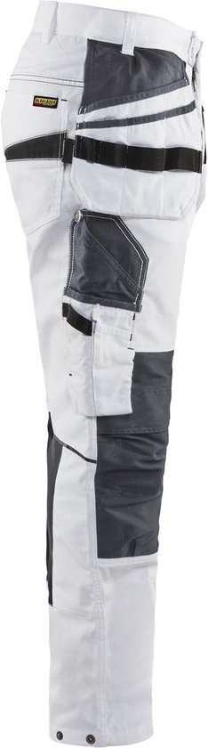 Zijaanzicht van witte Blåkläder werkbroek met donkergrijze accenten, gereedschapslussen en zakken.