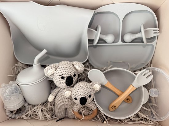 Tiny Koala Cadeaubox – The Baby Supply | Kraamcadeau Serviesset met Grijs Babyservies & Koala Knuffel — afbeelding 2