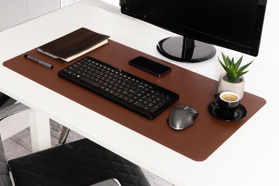 Bruine bureauonderlegger met toetsenbord, muis, telefoon, notitieboek, koffiekopje en plantje op wit bureau.