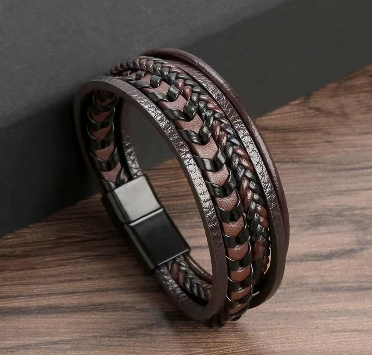 Heren Armband – Vintage Stijl – Bruin Gevlochten Leer – 21 cm – Meerdere Lagen – Magnetische Sluiting – Stoere Modeaccessoire