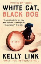 Boek 'White Cat, Black Dog' door Kelly Link. Een zwarte hond zit in een kom. Naast de kom ligt een open boek met 'STORIES' erop.