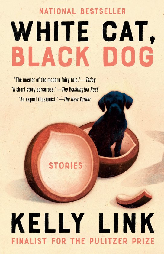 Boek 'White Cat, Black Dog' door Kelly Link. Een zwarte hond zit in een kom. Naast de kom ligt een open boek met 'STORIES' erop.
