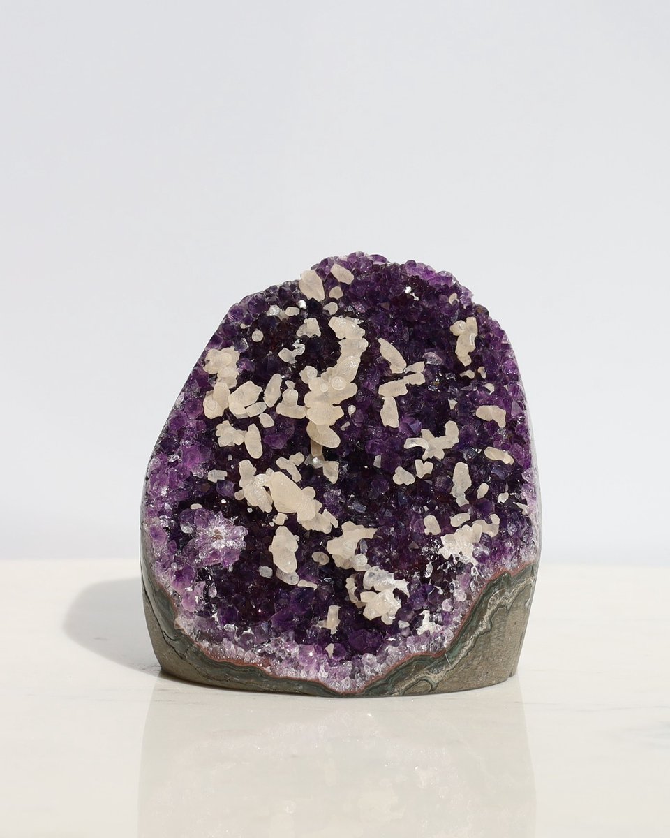 Unique Gemstones - Amethist cut-base - Amethist op standvlak - Edelstenen en Mineralen - Kristallen - Spiritualiteit - Woondecoratie