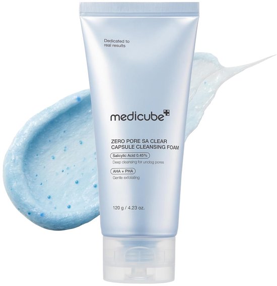 Medicube Zero Pore SA Clear Capsule Cleansing Foam, lichte blauwe verpakking met schuimige textuur op de achtergrond.