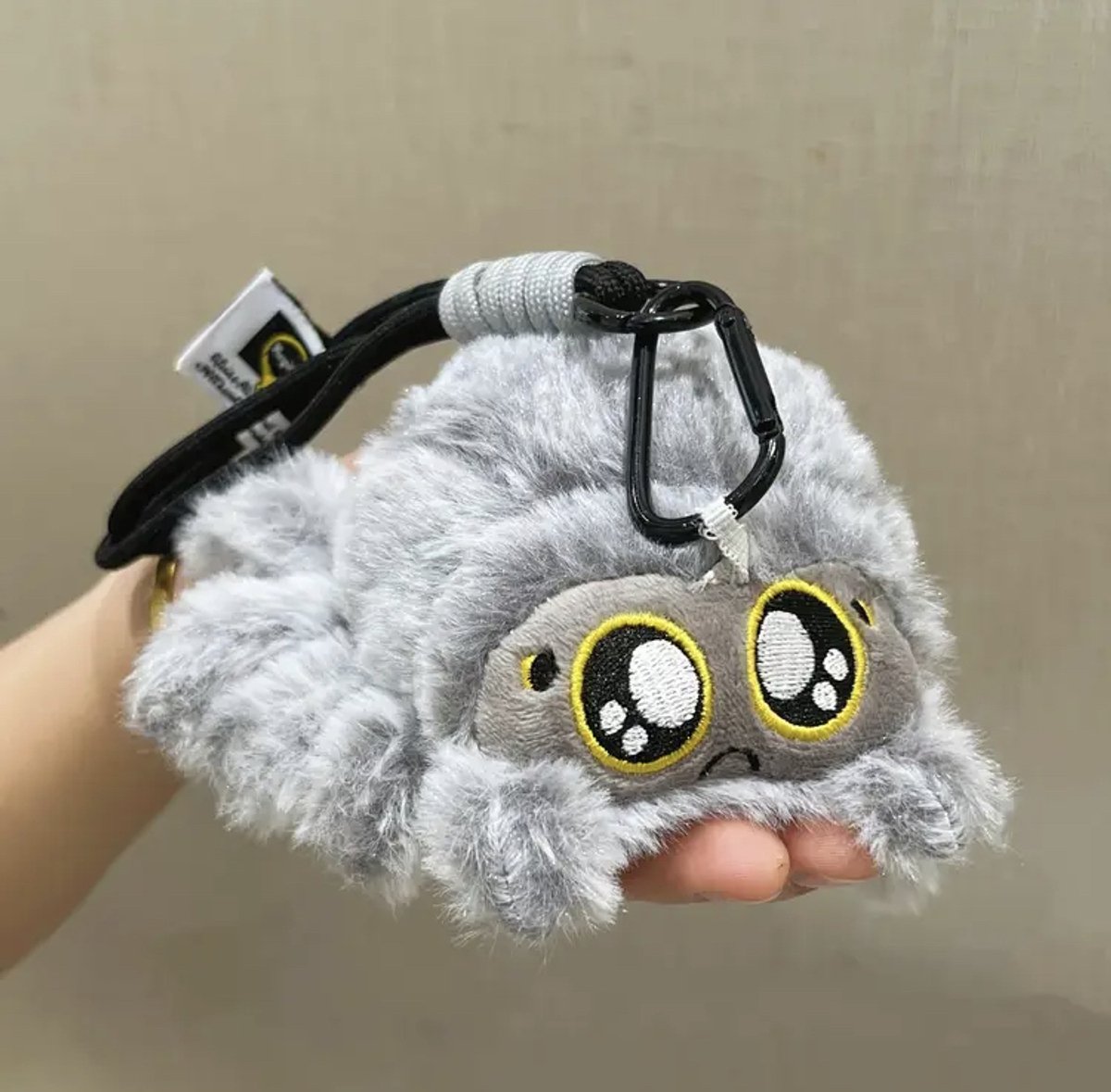 Creasowl® Kawaii Sleutelhanger Spin – Pluche 16 cm – Schattige Tassenhanger in Grijs, Cute Knuffel Sleutelhanger – Kawaii Tas Hanger – Schattige Accessoire voor Jong en Oud