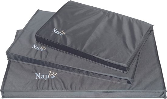 Drie grijze hondenmanden met "NapZzz" logo, in verschillende maten.