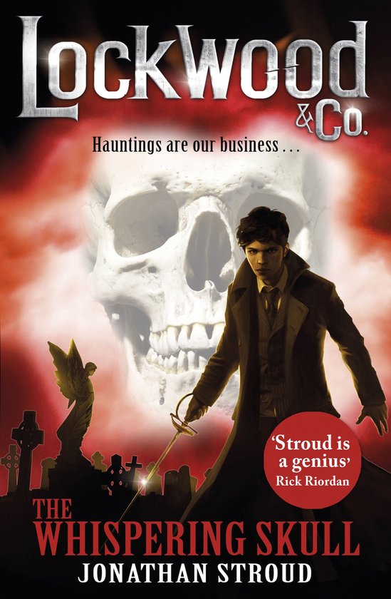 De voorkant van het boek 'The Whispering Skull' van Jonathan Stroud. Een jongen met een rapier staat voor een grote schedel.