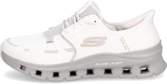 Witte sneaker met grijze zool en opvallende gatenstructuur. Skechers Glide Step en Slip-ins logo's.