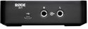Zwarte RØDE AI-1 audio interface met USB-C en links/rechts hoofdtelefoonaansluitingen.
