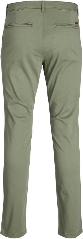 Achterkant van de olijfgroene chino broek.