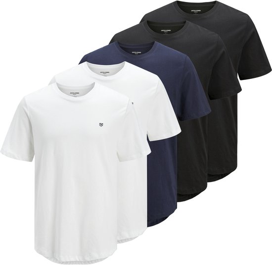Quatre t-shirts basiques alignés : blanc, bleu marine, noir et gris foncé. Les t-shirts ont des cols ronds.