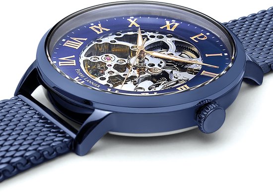 Blauw automatisch horloge met mesh band en open uurwerk, gedetailleerd met Romeinse cijfers.