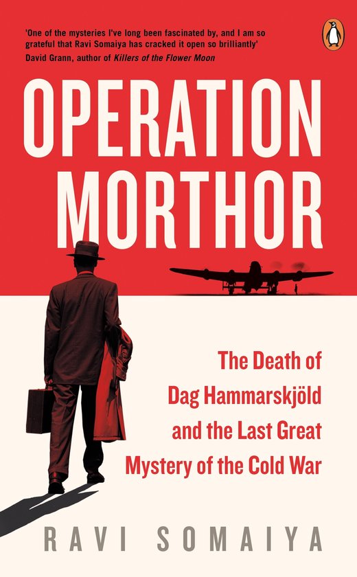 Boekomslag van 'Operation Morthor'. Een man met hoed en koffer staat voor een vliegtuig. Titel: 'Operation Morthor'.