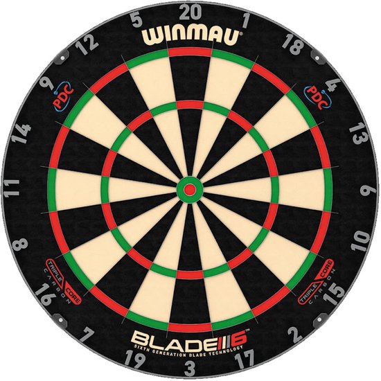 Winmau Blade 6 Triple Core dartbord met zwarte, witte en groene segmenten, rode dubbele ring en PDC-logo.