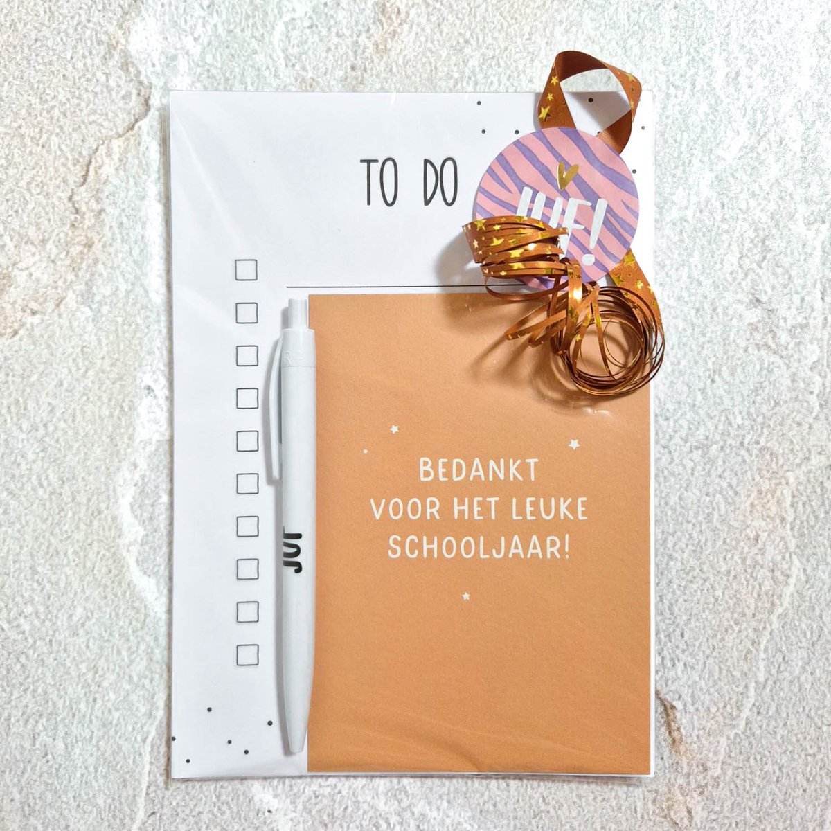 Cadeaupakket juf - gekleurd kaartje 'bedankt voor het schooljaar' - cadeau voor de juf - cadeau juf einde schooljaar - juf cadeau - notitieblok, potlood + gekleurd kaartje