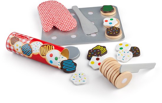 Een speelgoed koekjes set met een bakplaat met 5 koekjes, een ovenwant, spatel, mes en uit de buis vallende koekjes.
