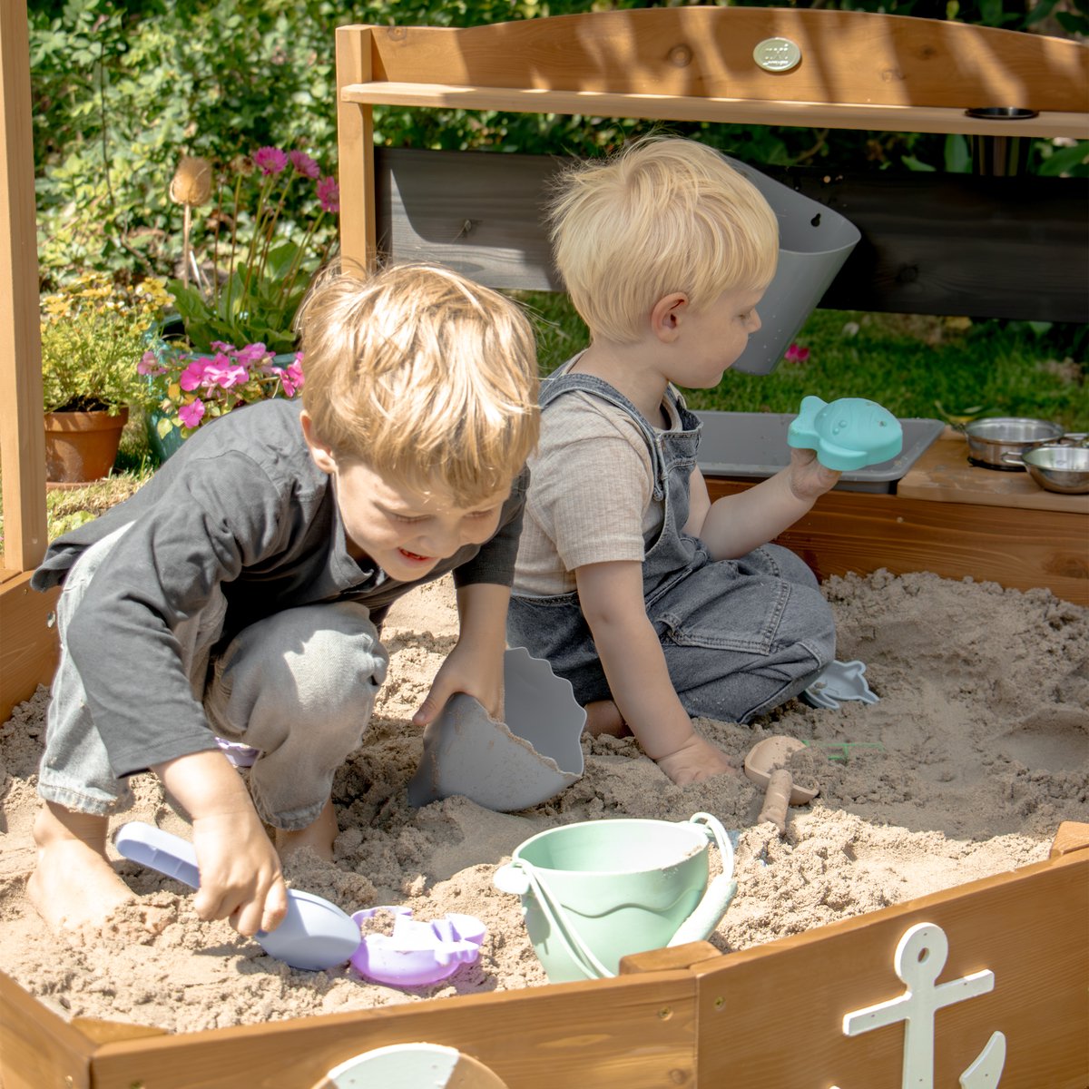 AXI Dora Boot zandbak met speelkeuken en dak (UV50) 160 x 100 cm Antraciet/bruin – Met krijtbord en opbergruimte - Inclusief gronddoek - 10 jaar garantie! — afbeelding 4