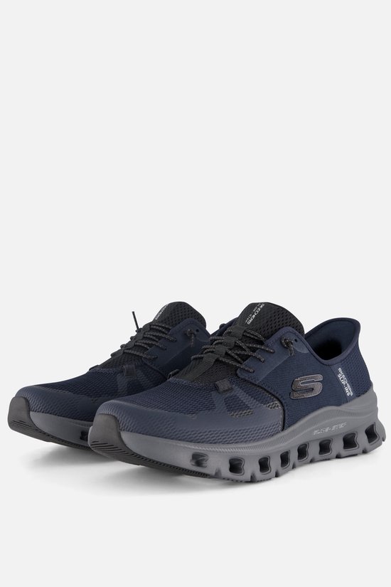 Paar donkerblauwe Skechers Glide Step Pro Slip-ins met grijze zool, veters en 'S' logo op de zijkant.