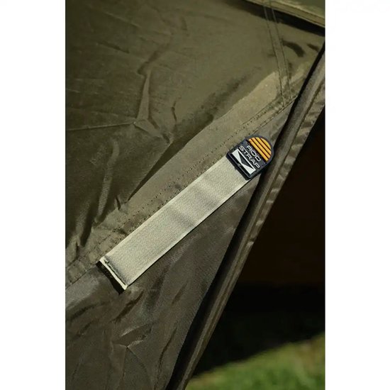 Detail van een olijfgroene visbrolly met een 'rod strap' bevestiging.