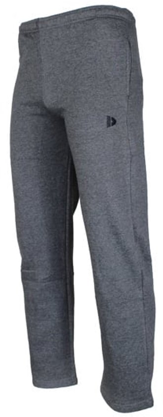 Grijze joggingbroek, dunne kwaliteit, met aan de zijkant een logo.