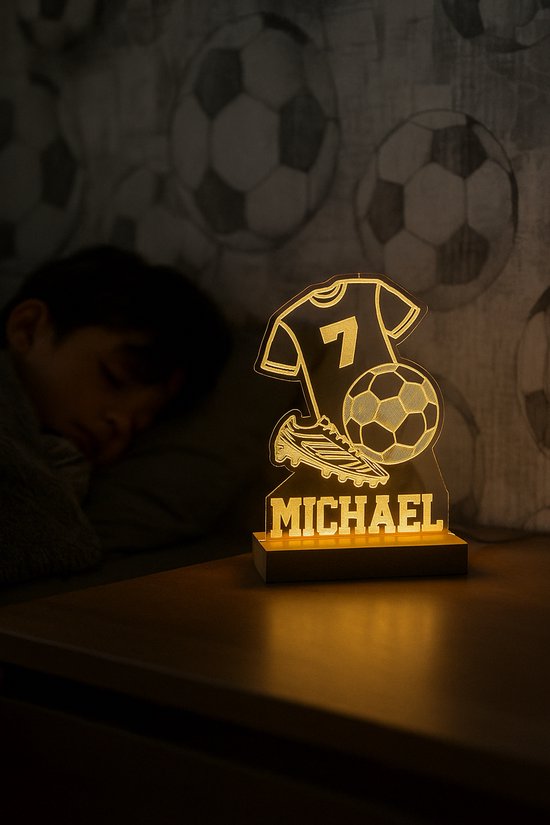 Lamp Voetbal met Naam - Gepersonaliseerd met eigen naam en gekozen rugnummer - Cadeau voor Kinderen & voetballiefhebbers - 11,5cm breed en 16cm hoog - voeding via USB - transparant doorzichtige lamp van Merkloos — afbeelding 2