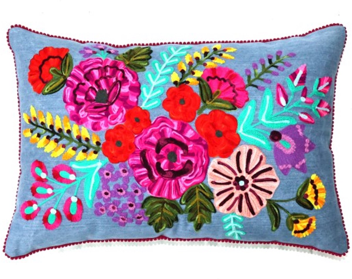 Only natural kussen katoen denim blauw met fel gekleurde bloemen geborduurd met denim 35 x 50