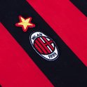 Rood-zwart gestreept voetbalshirt met Milan-logo en gele ster.