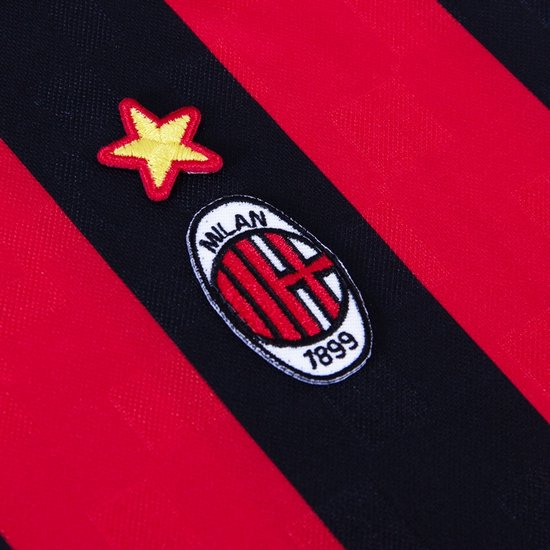 Rood-zwart gestreept voetbalshirt met Milan-logo en gele ster.