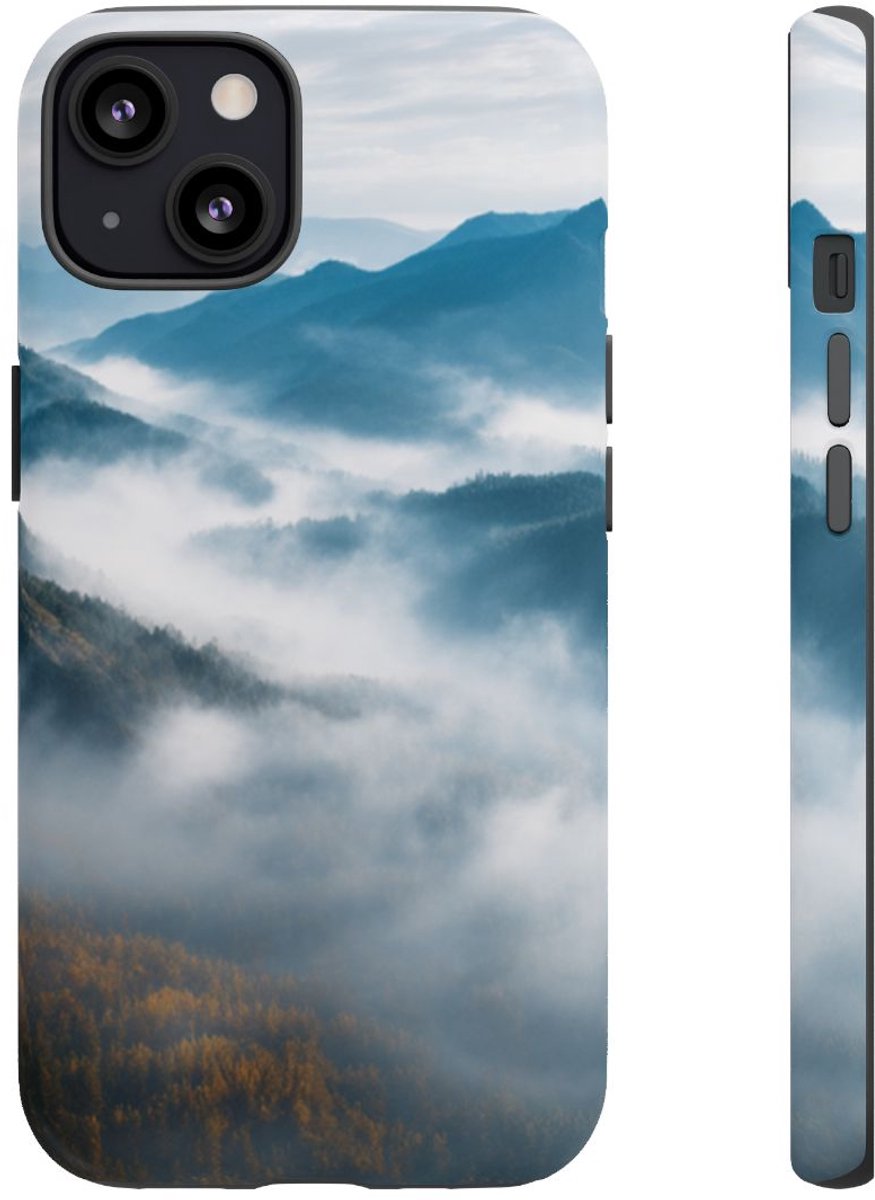 Mysterieus Berglandschap met Mist – Telefoonhoesje Geschikt voor iPhone 13