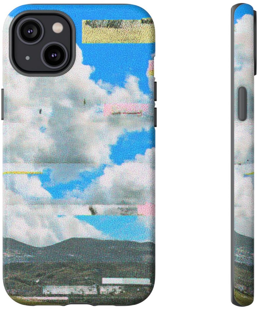 Glitch Effect Wolkenlucht met Bergen – Telefoonhoesje Geschikt voor iPhone 14 Plus
