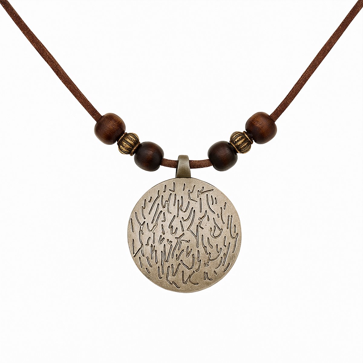 Dames ketting met ronde hanger en gegraveerd patroon – donkerbruine kralen en verstelbaar koord
