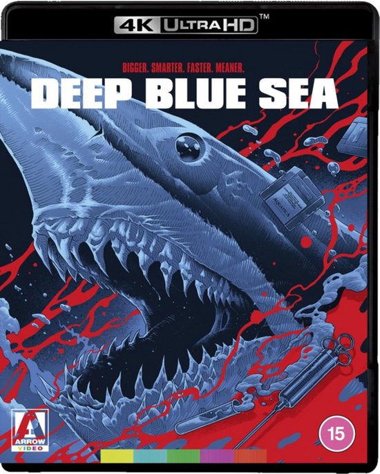 4K Ultra HD Blu-ray hoes van de film 'Deep Blue Sea' met een grote haai die met zijn bek vol tanden op de kijker afzwemt, omringd door rode en blauwe verfspetters.