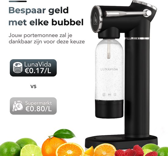 Zwarte LunaVida Callisto soda maker met tekst over geld besparen, vergeleken met supermarkt prijzen.