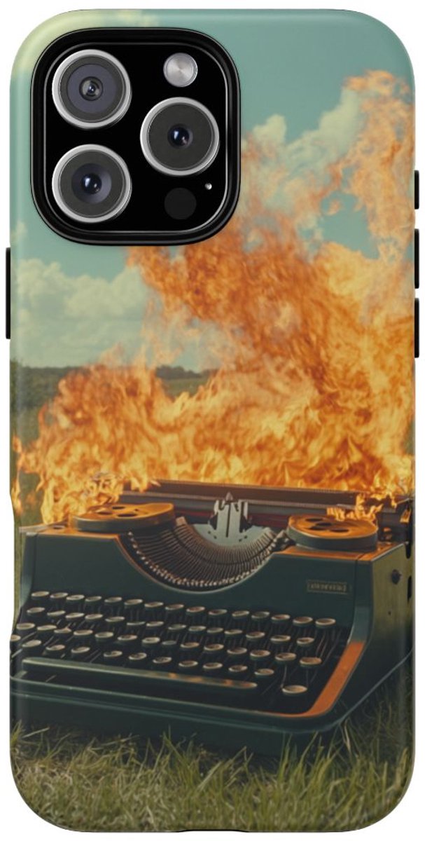 Brandende Typemachine in Groen Veld – Telefoonhoesje Geschikt voor iPhone 16 Pro Max