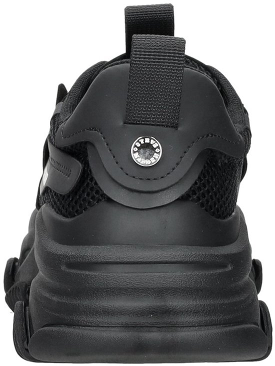 Achterkant van zwarte Steve Madden sneaker met logo op de hiel.