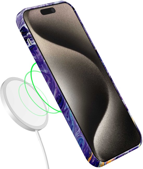 iPhone 15 Pro Max hoesje met paars, wit en gouden marmerprint, naast draadloze oplader.