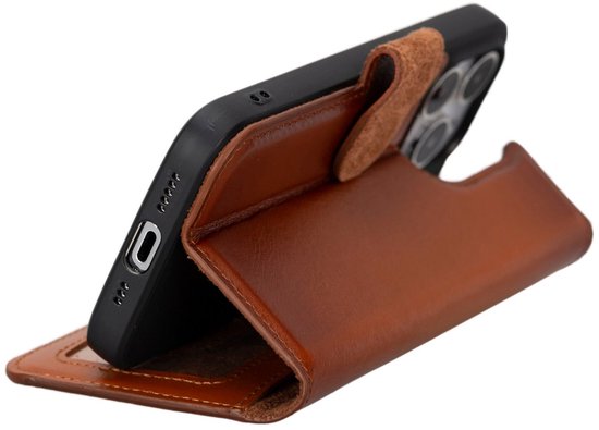Bruin lederen bookcasehoesje in staande modus met smartphone.