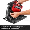 Een hand stelt de zaagdiepte en hellingshoek van de Einhell invalzaag gereedschapsloos in.