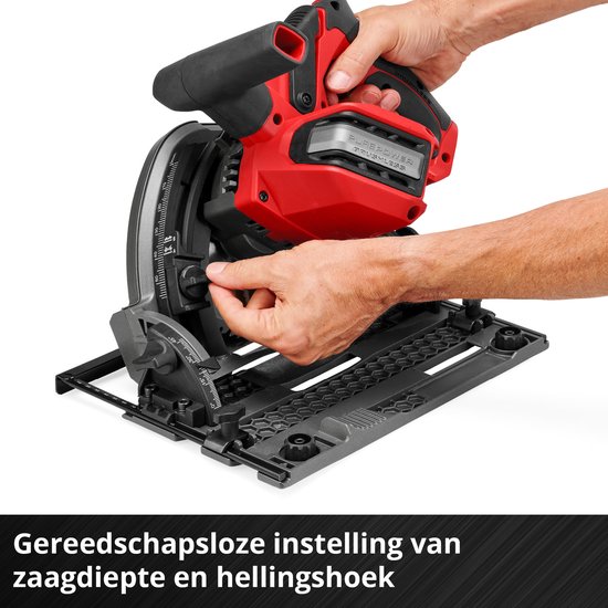 Een hand stelt de zaagdiepte en hellingshoek van de Einhell invalzaag gereedschapsloos in.
