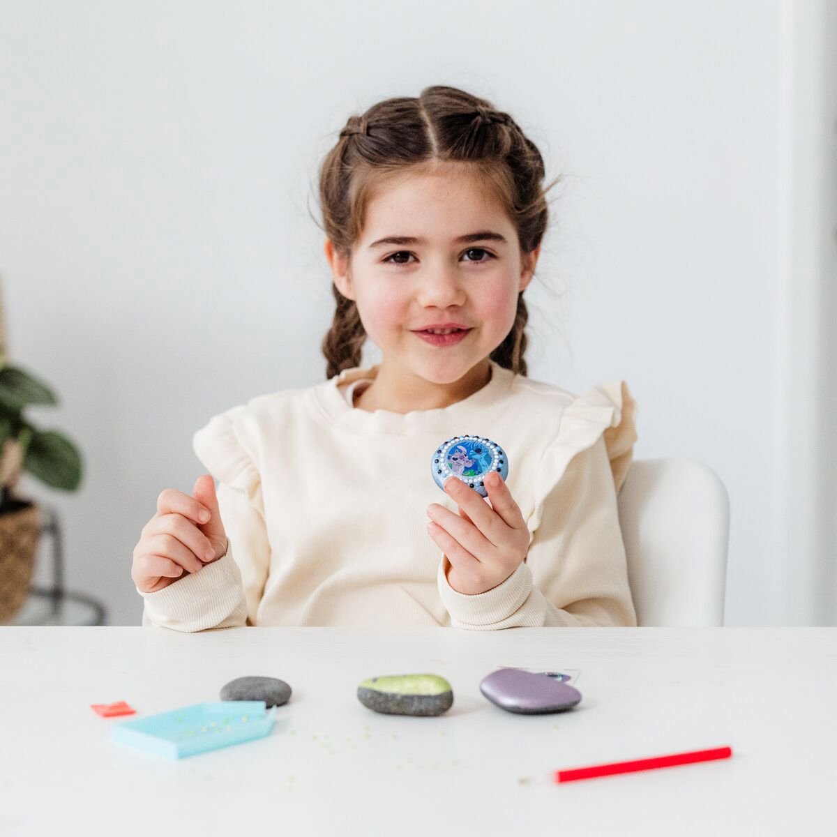Disney Stitch Totum knutselset - stenen versieren met Stitch afwrijfplaatjes en 400+ glinstersteentjes - rock art creatief speelgoed knutselen meisjes en jongens vanaf 5 jaar cadeau tip — afbeelding 4