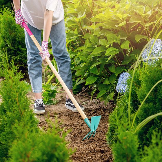 KADAX Hacke voor dames, tuinhak met metalen kop, dubbele hak voor het luchten, losmaken en wieden van de vloer, onkruidhaak voor het verwijderen van onkruid, tuinaccessoires met steel van hout (3 tanden - breedblad) van Merkloos	 — afbeelding 3