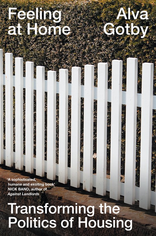 Couverture du livre 'Feeling at Home' et 'Transforming the Politics of Housing' par Alva Gotby, devant une clôture blanche en bois.