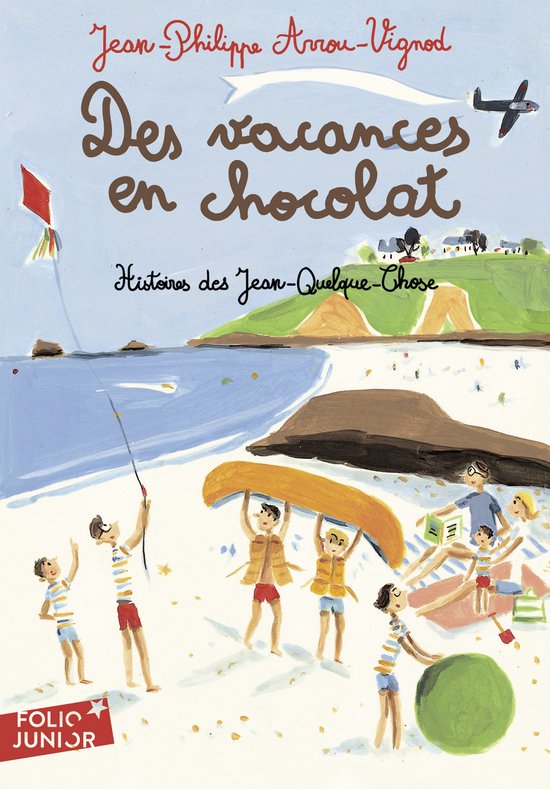 Boekcover 'Des vacances en chocolat' met kinderen op een strand, met een rode vlieger, kajak en strandbal.