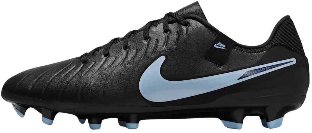 Zwarte Nike Tiempo Legend 10 Academy MG voetbalschoenen voor heren met lichtblauwe swoosh en gestructureerd bovenwerk.