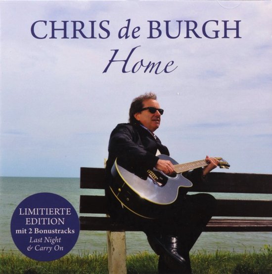 Chris de Burgh speelt gitaar op een bankje bij het water. "CHRIS de BURGH Home" staat bovenaan.